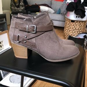 NWOT Olive brown suede ankle boots